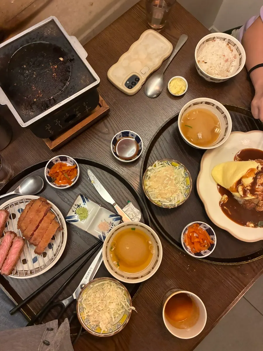 규카츠와 브리치즈 오무라이스를 함께 차린 테이블