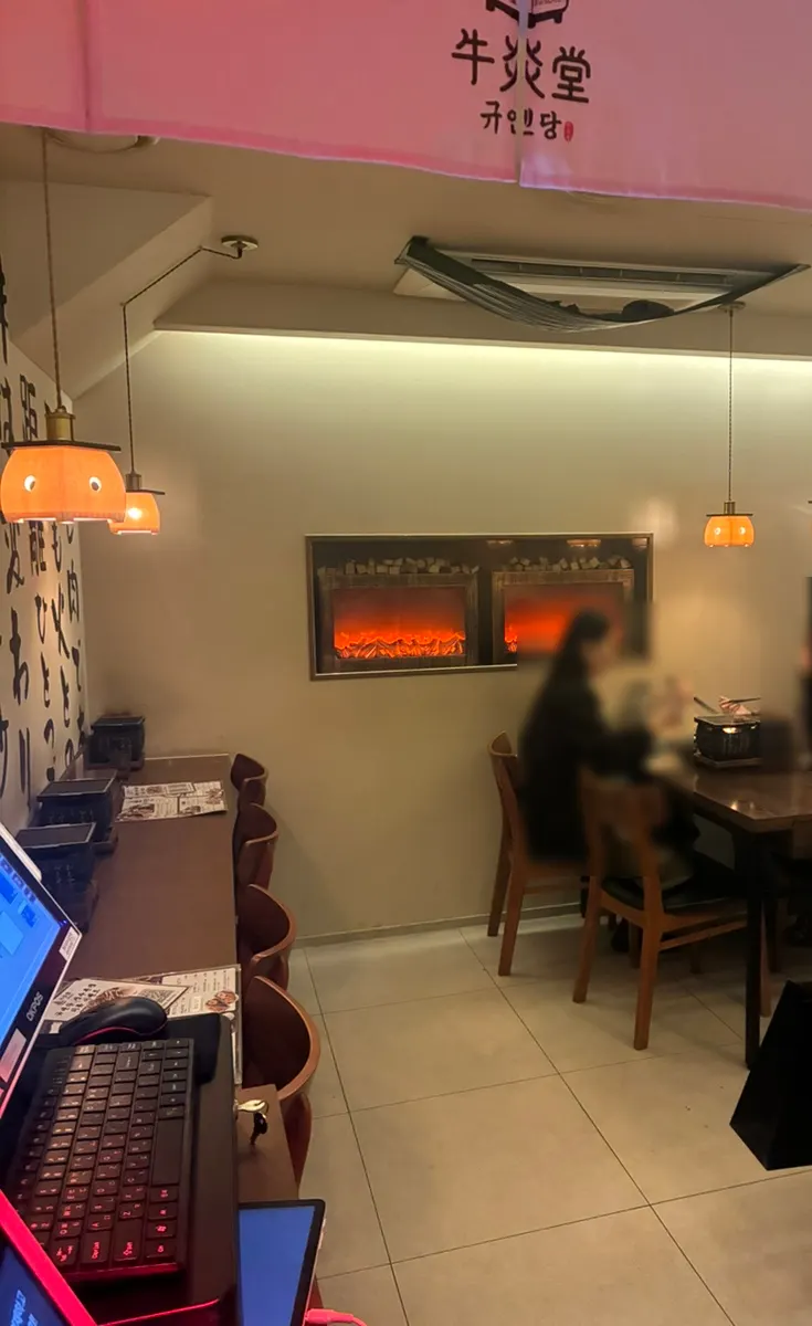 깔끔하고 감성적인 규엔당 성수본점 매장 분위기