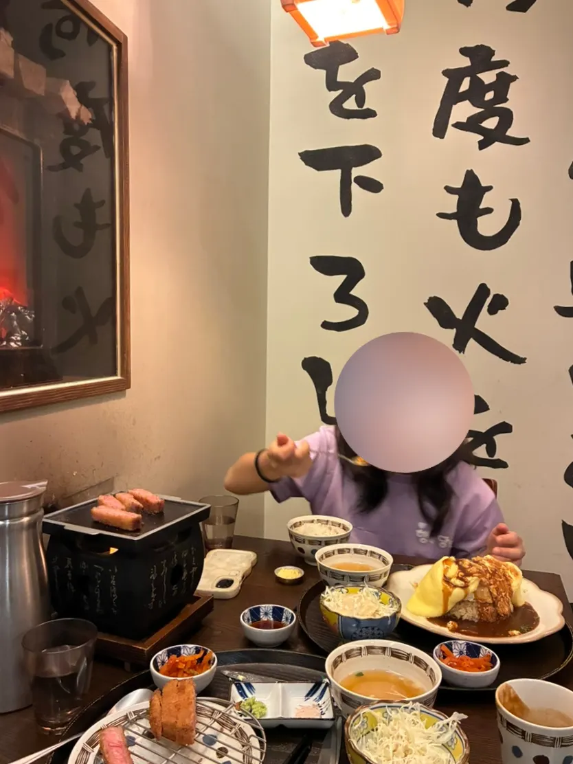 식사를 즐기는 조카의 모습