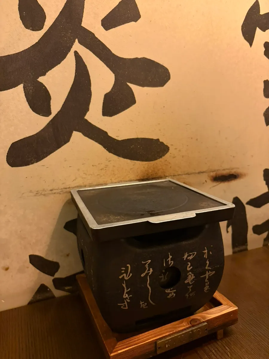 Small burner for grilling gyukatsu placed in the middle of the table