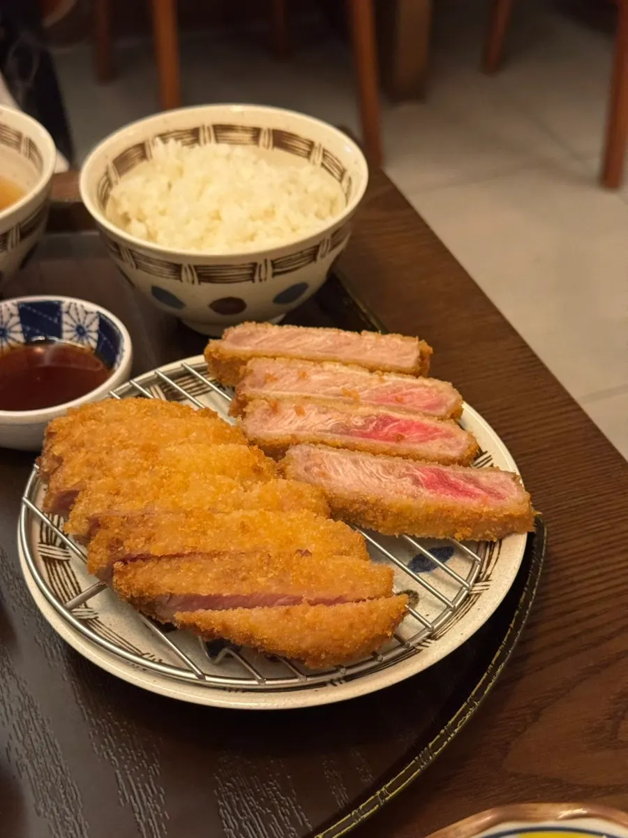 단면이 붉게 살아있는 규카츠 고기 클로즈업
