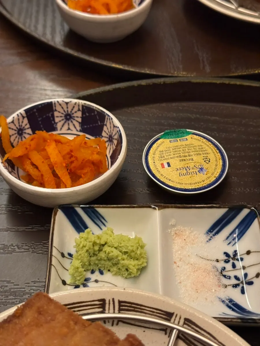미소된장국과 밥, 단무지, 샐러드 사이드 구성