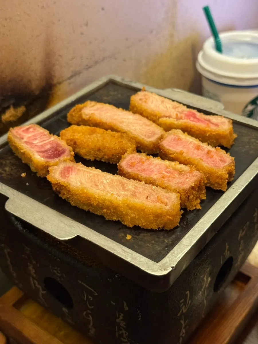 화로 하나에 규카츠를 잔뜩 올려 굽는 모습