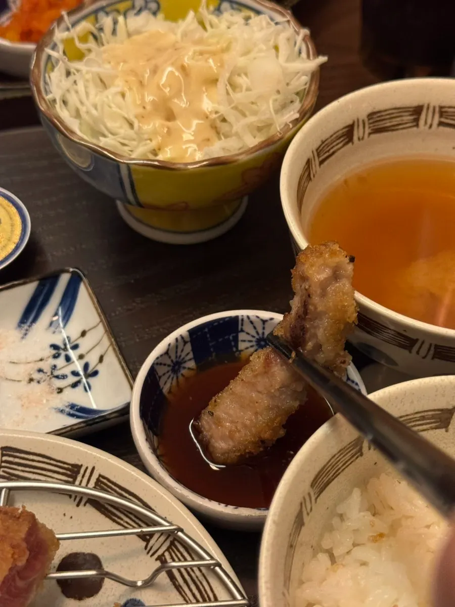 와사비를 올린 규카츠 한 조각