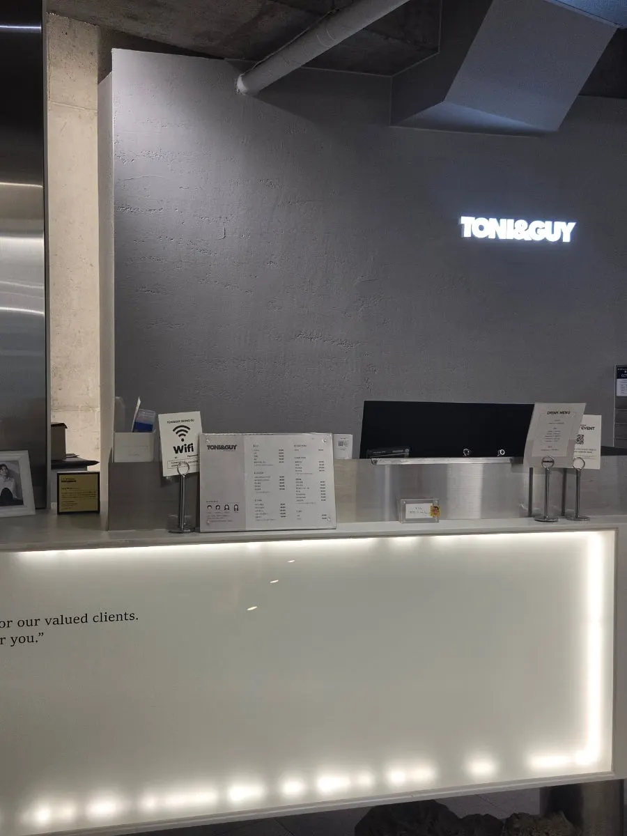 갤러리 같은 토니앤가이 성수점 입구