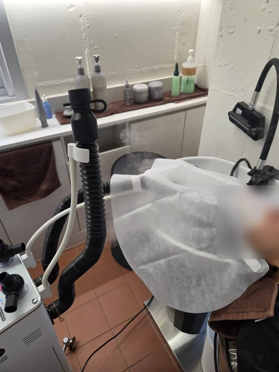 두피 스크럽 딥클렌징 시술 장면
