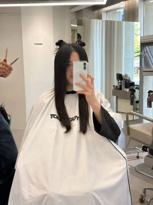 In front of the mirror after the consultation, before the cut begins