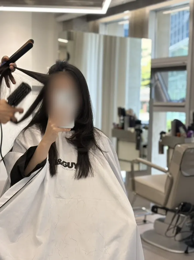 Designer Sangyeon performing the layered cut