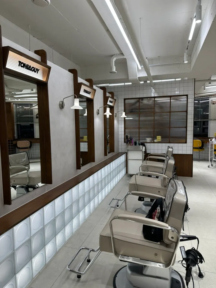 Lie-down shampoo room at Toni&Guy Seongsu