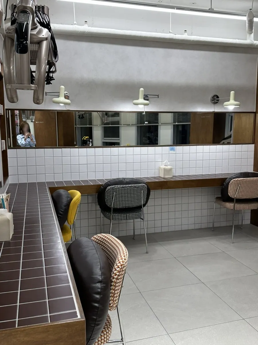 Shampoo room space at Toni&Guy Seongsu
