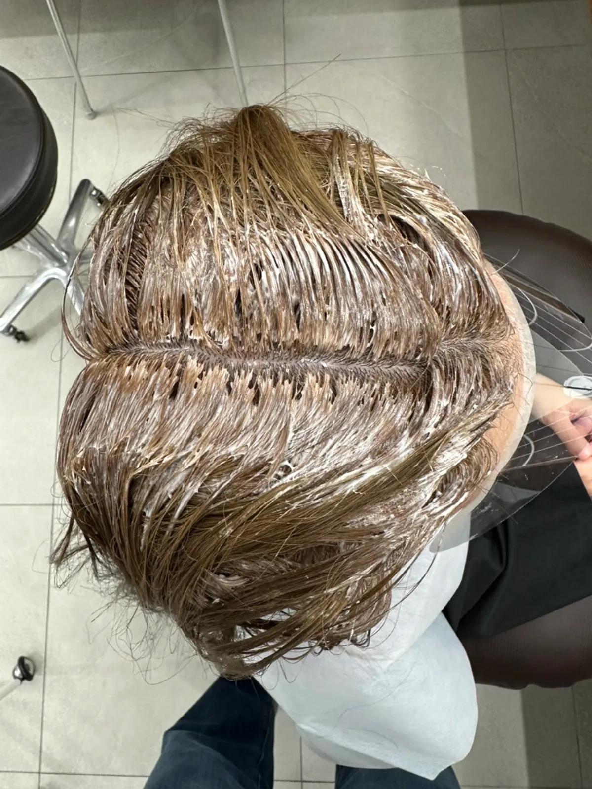 Applying root color during the treatment
