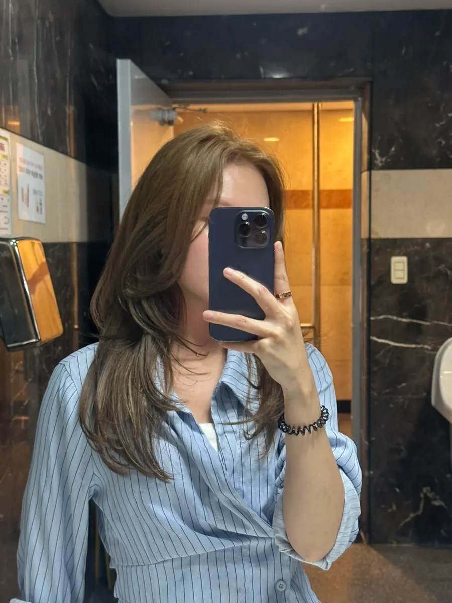 Side view of the styled C-curl mid-length hair