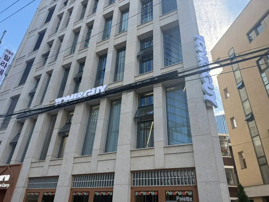 2층에 위치한 토니앤가이 성수점 입구