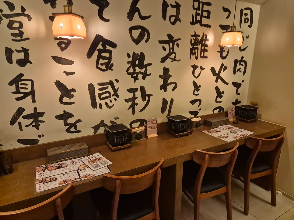 Dining room visited by families and couples on dates