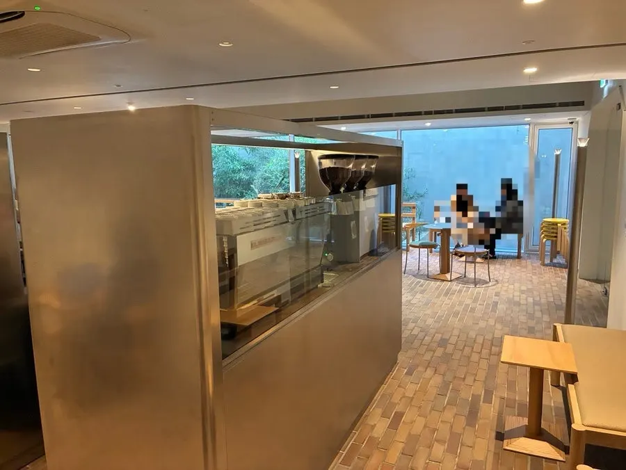 整洁的深咖啡室内全景