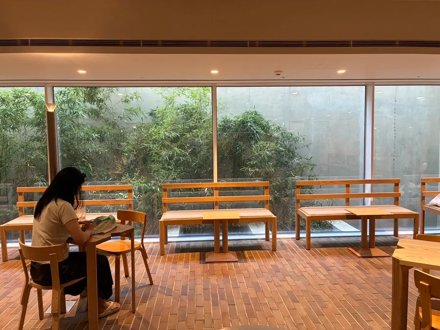 透进自然光的深咖啡地下空间