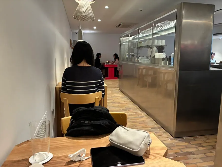 深咖啡的座位区域景象