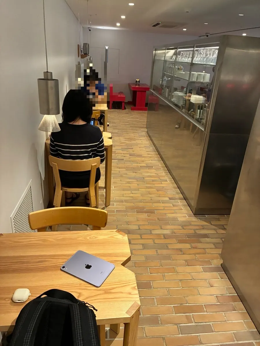 适合一个人坐的深咖啡座位