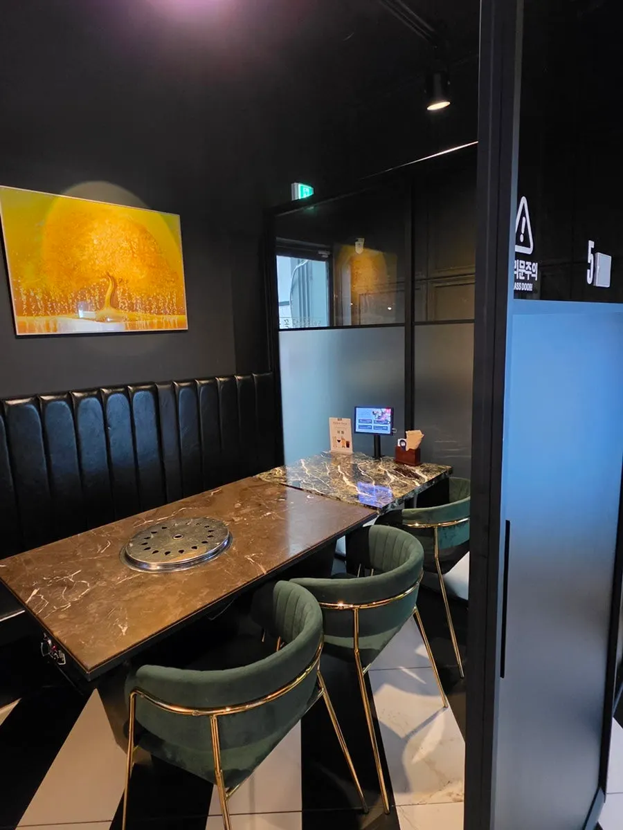 Room seating set up for group gatherings at Marblejeong