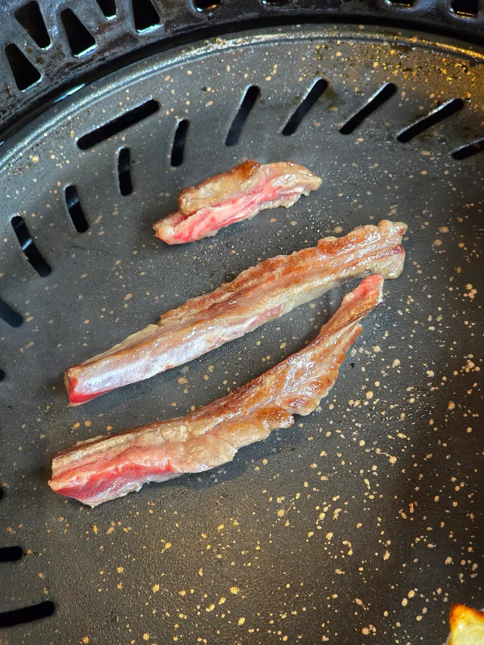 Short rib on the grill at Marblejeong
