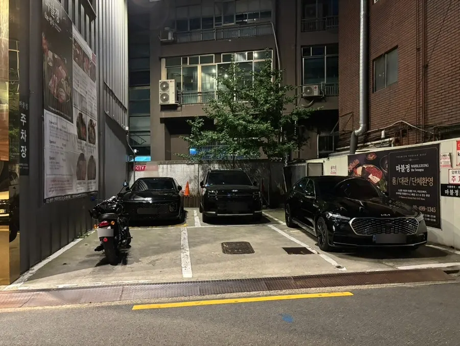마블정 입구와 매장 앞 주차 공간