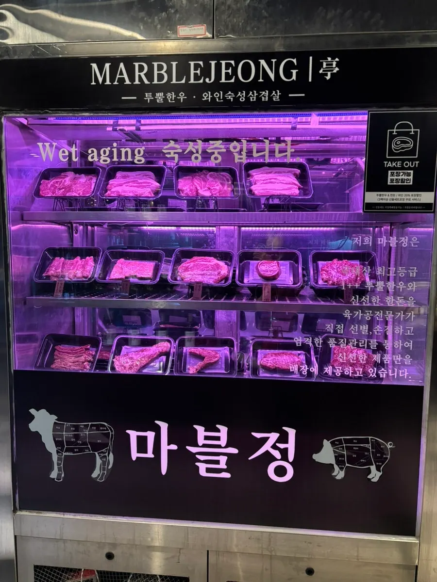 자리마다 마련된 옷 보관 공간