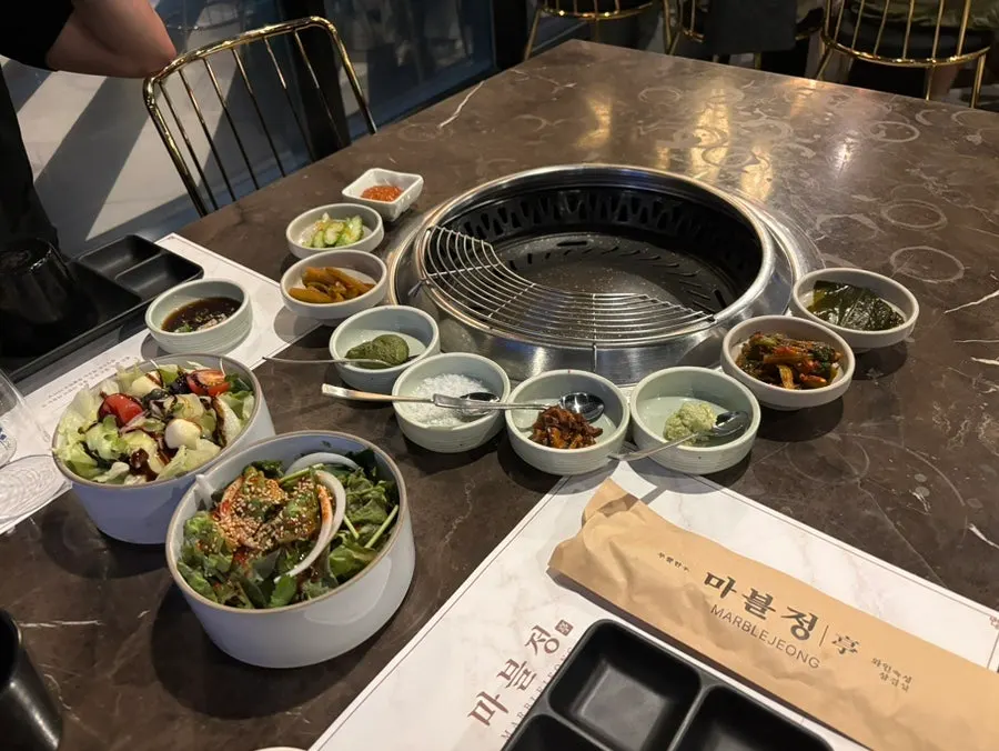 기본 찬과 다섯 가지 페어링 소스 상차림