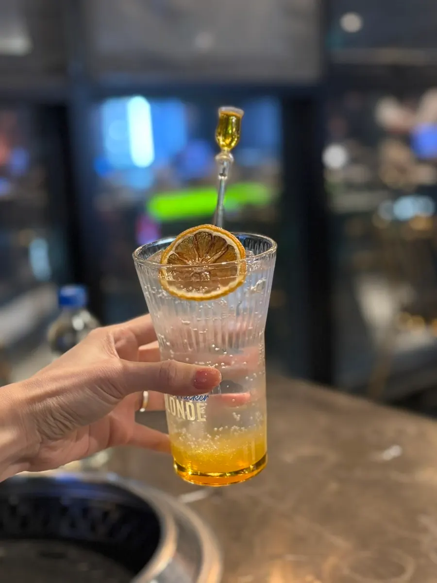 깻잎 페스토에 찍은 한우 한 점