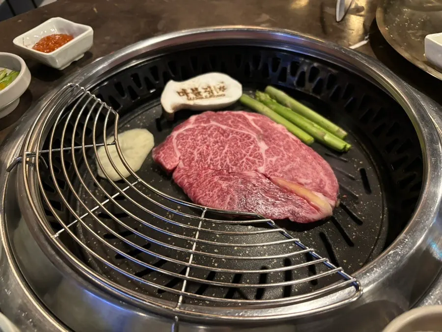 투뿔한우 모둠구이 400g 등심·치마살·차돌박이 접시