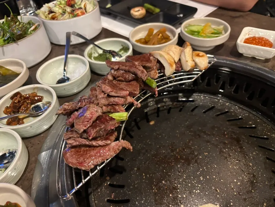 결대로 쫄깃한 투뿔한우 치마살 구이