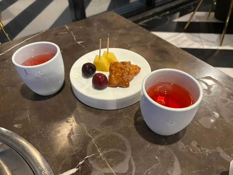마블링이 촘촘한 등심 구이 한 점