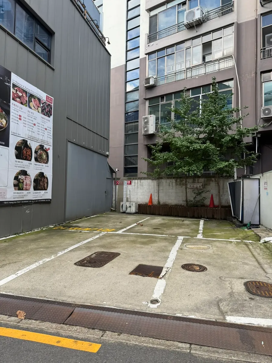 Exterior of the Seongsuil-ro building and parking space at Marblejeong