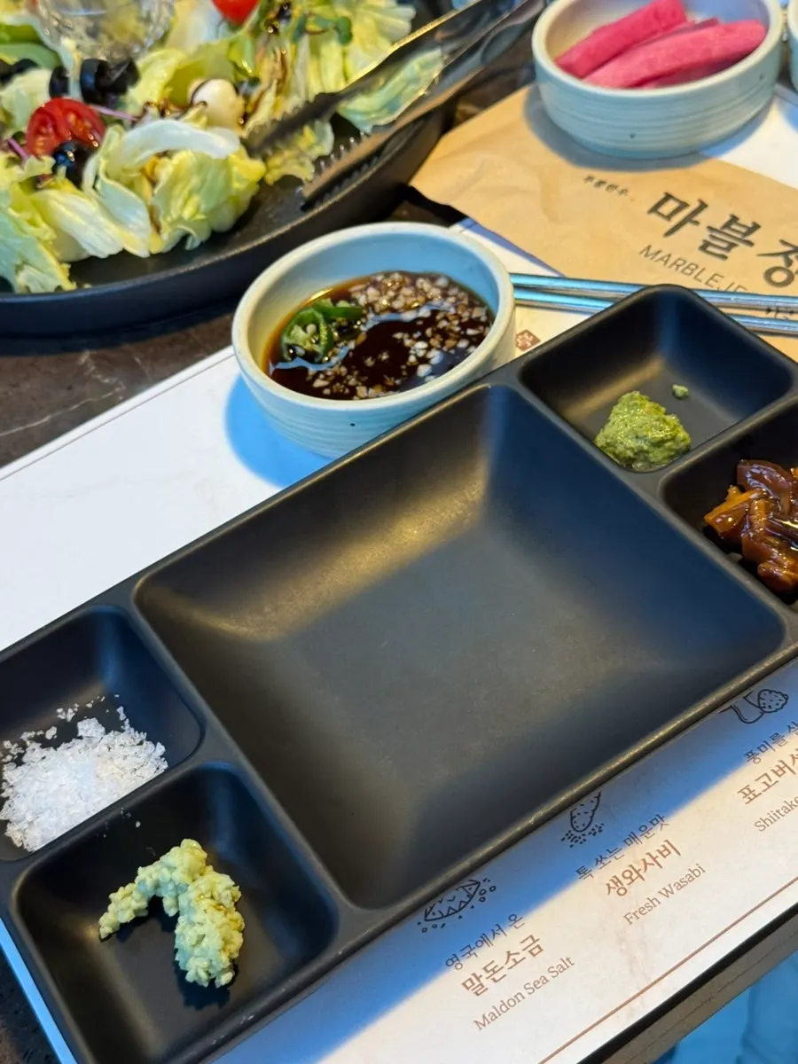 Seasoned lettuce wrap and side dishes at Marblejeong