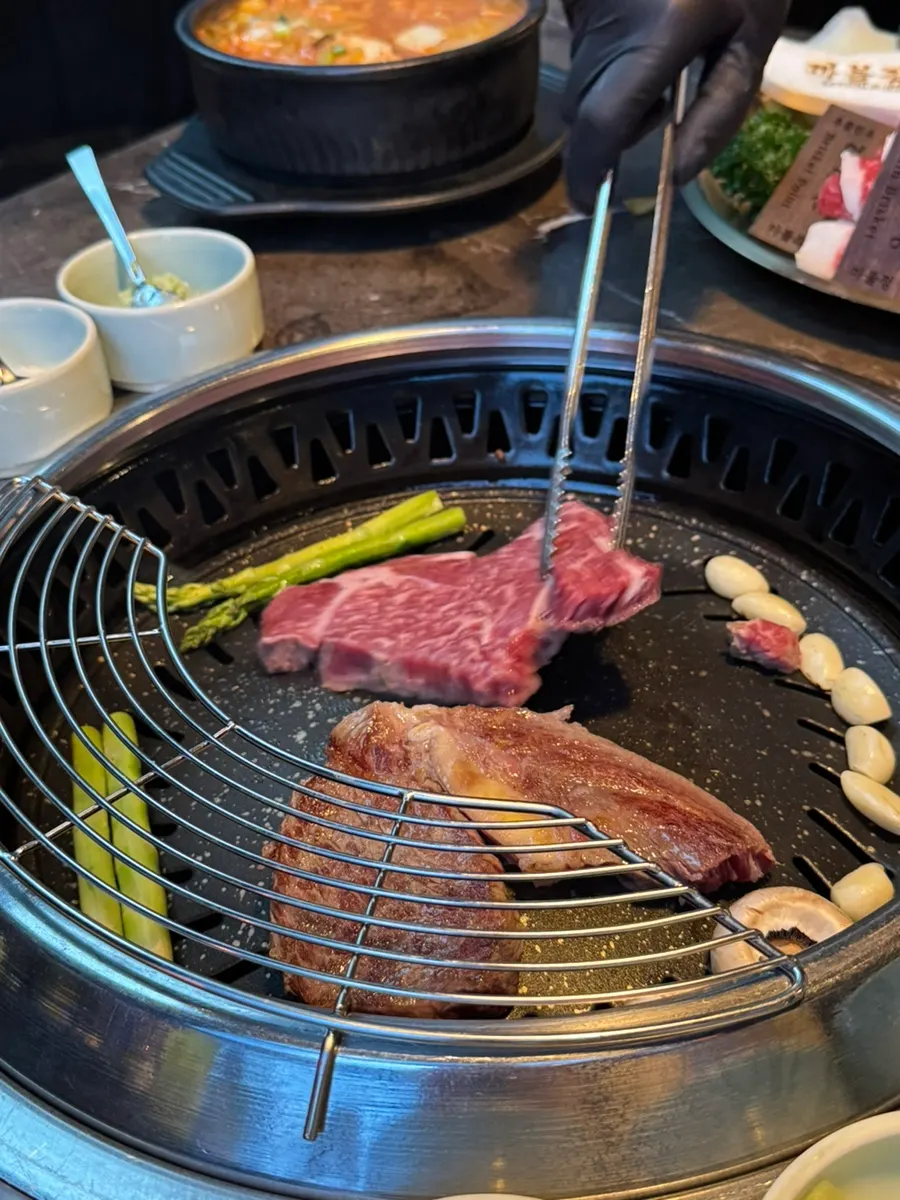 Marblejeong's hanwoo mixed grill on the grill plate