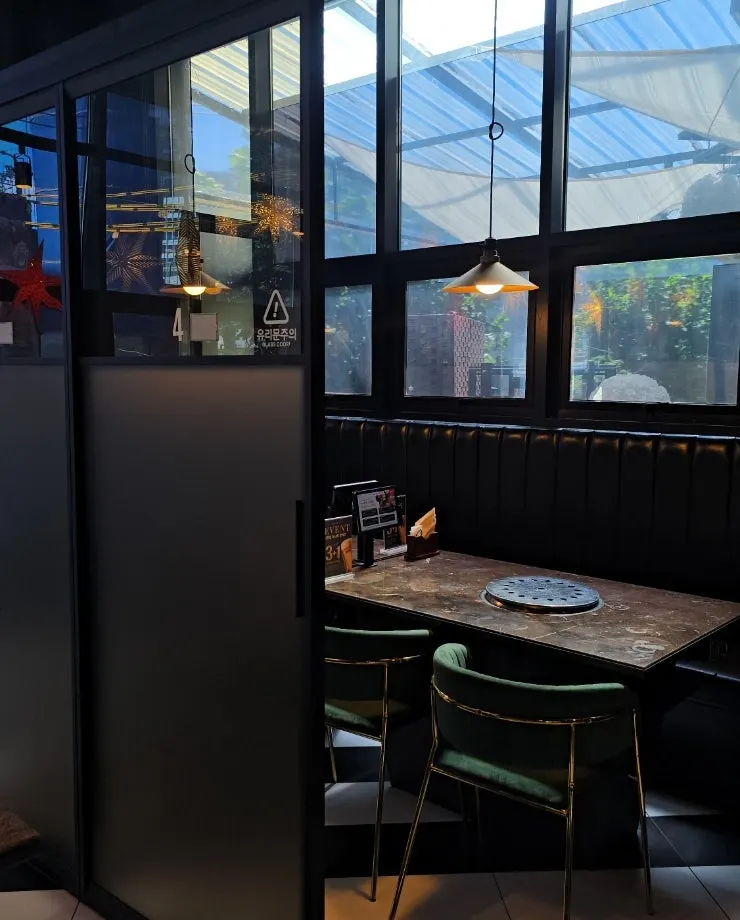 Black-toned table area at Marblejeong