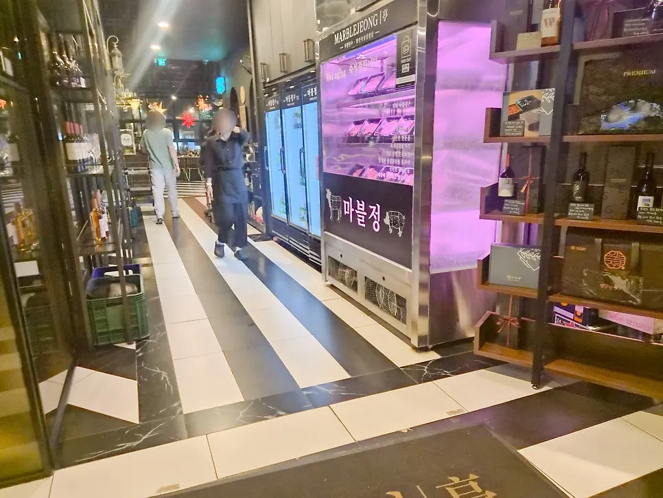층고 높은 통창과 별 모양 조명이 있는 마블정 내부