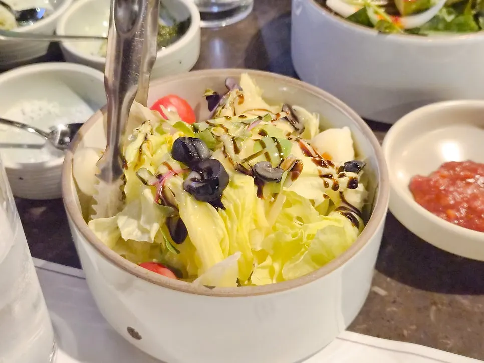 장아찌와 김치류 기본 반찬 접시