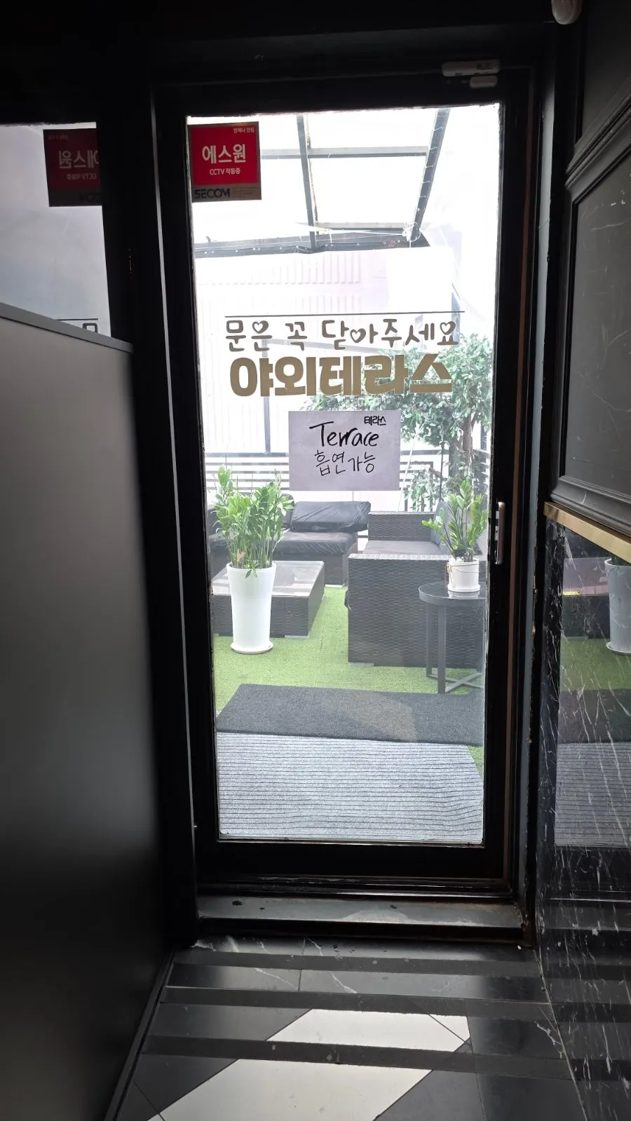 단체 예약이 가능한 마블정 테이블 전경