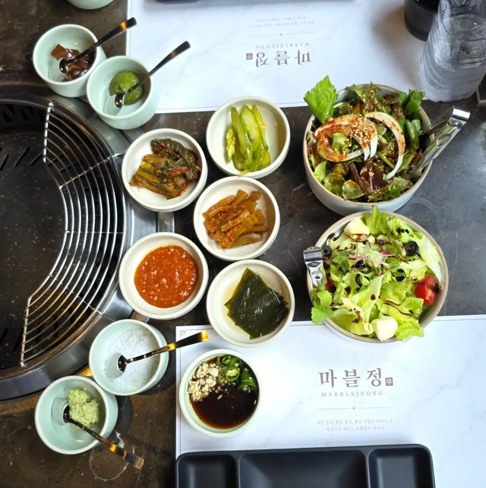 정갈하게 차려진 마블정 기본 상차림