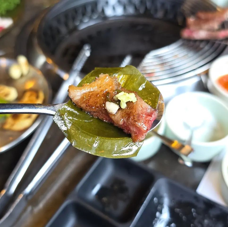 그릴링 서비스로 구워진 한우 등심