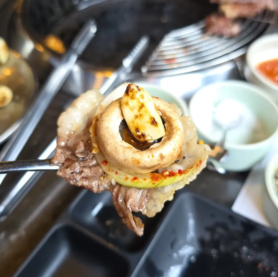 차돌박이로 감싼 고기 삼합 한 점