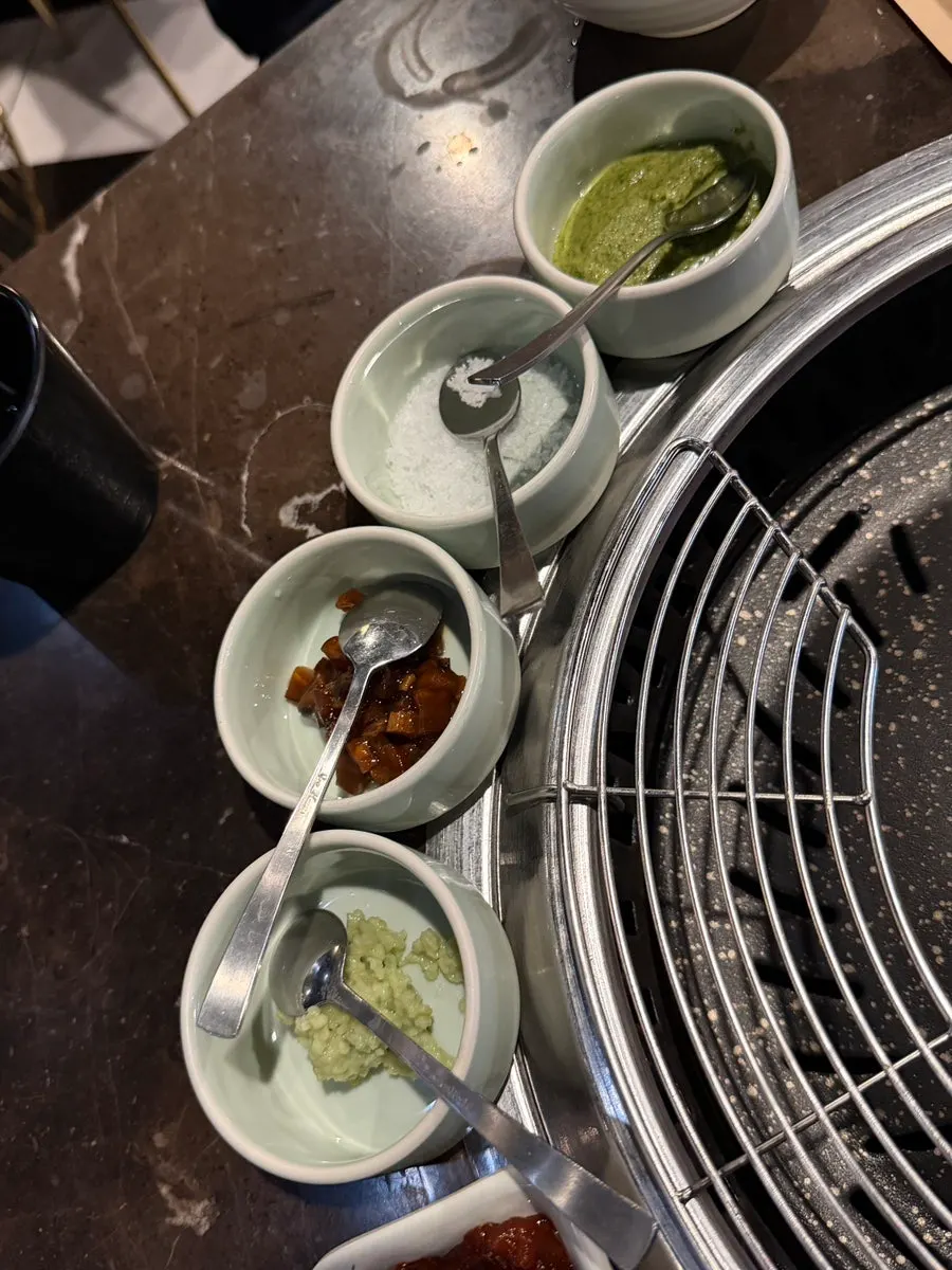 Marblejeong side dishes including mountain leek greens, pickled radish, and dongchimi