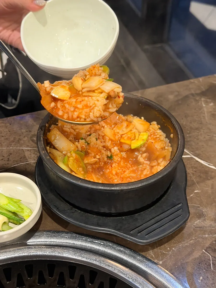 Brisket eaten together with fresh kimchi