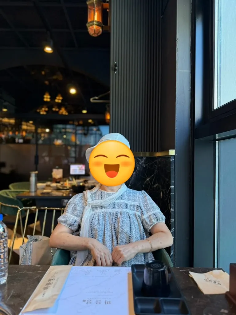 마블정 테이블에 앉은 점심 식사 장면