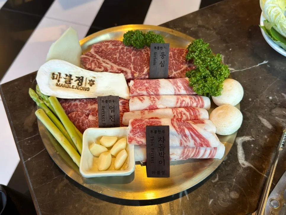 등심·업진살·차돌박이로 구성된 투뿔한우 모둠구이 400g