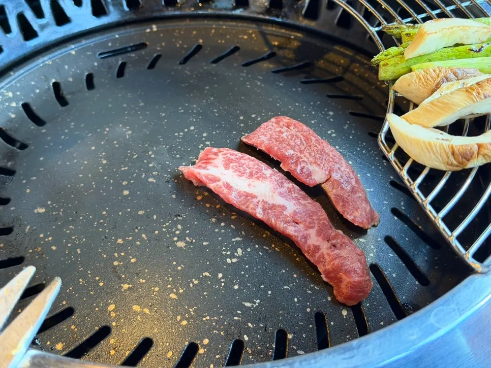 구워지는 한우와 버섯, 아스파라거스