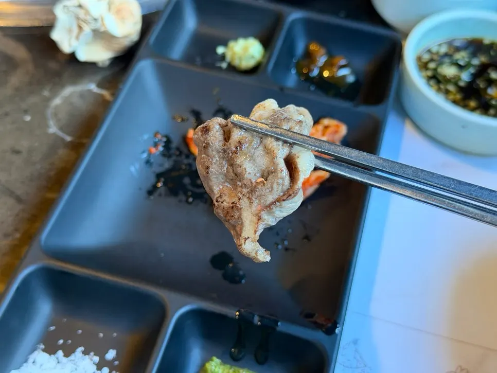 와사비를 올린 차돌박이 한 점