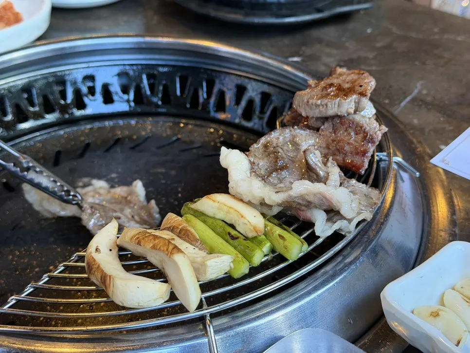 부위별로 구워진 투뿔한우 모둠