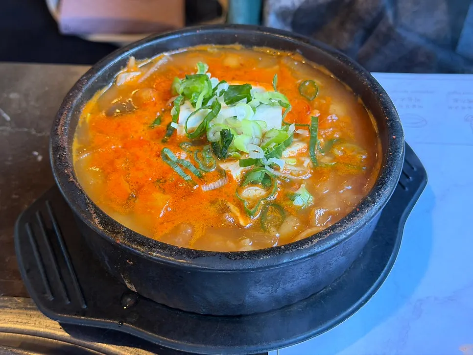 쌈채소와 함께 차린 한우 구이 상차림