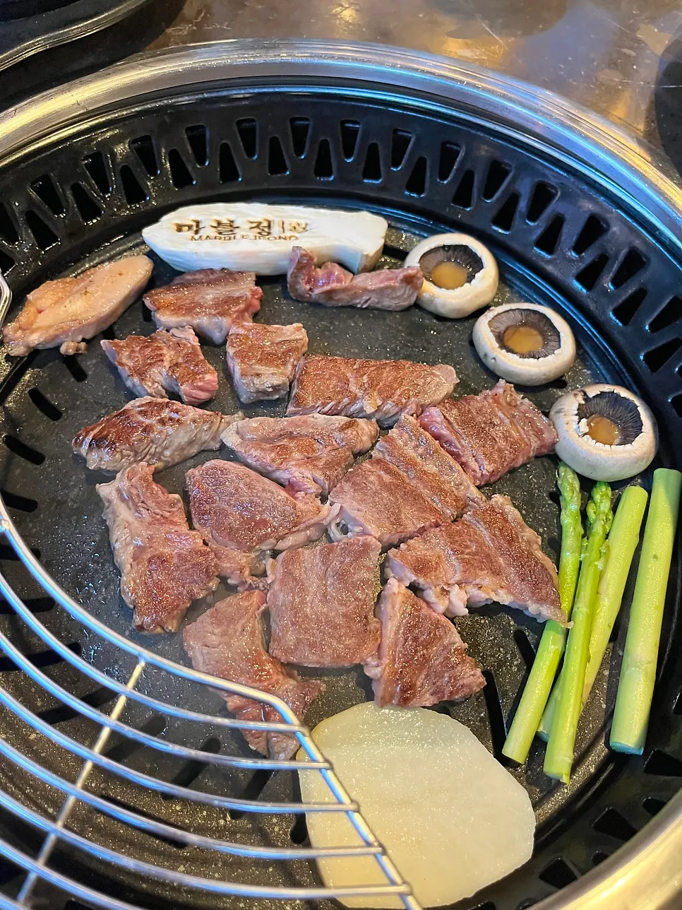 Grill pan with asparagus and mushroom garnish